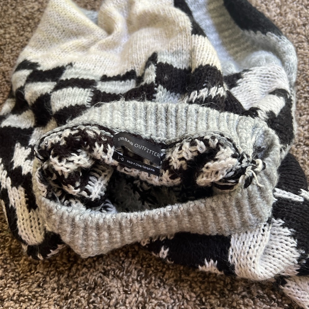 Urban Outfitters Black and Gray Patterned Sweater - Picture 2 of 15